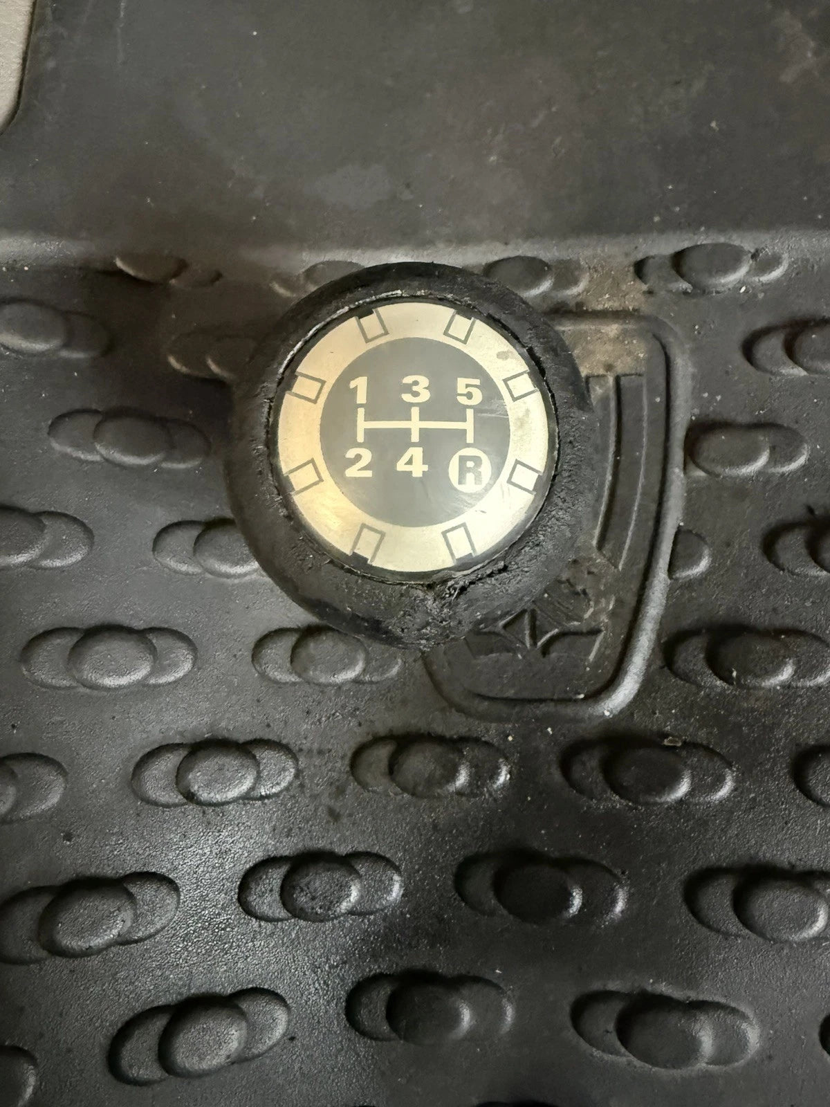 MG ZR/ZS/ZT Manual Push Fit Gear Knob (Part #: UKJ000440) 2002 - 2007