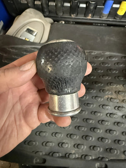MG ZR/ZS/ZT Manual Push Fit Gear Knob (Part #: UKJ000440) 2002 - 2007