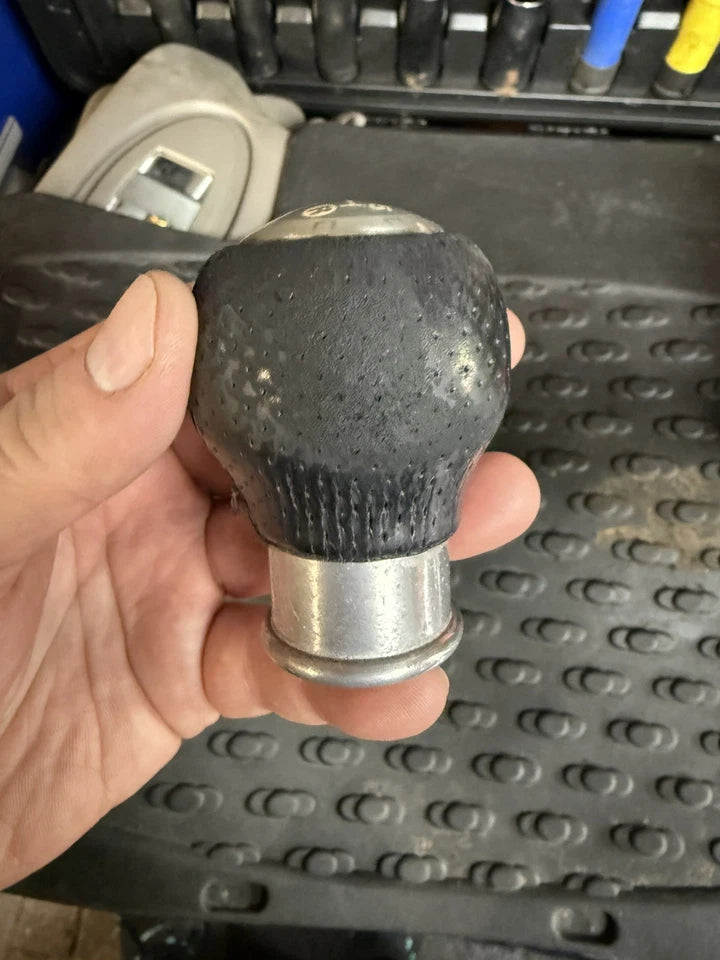 MG ZR/ZS/ZT Manual Push Fit Gear Knob (Part #: UKJ000440) 2002 - 2007