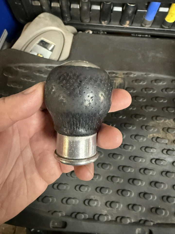 MG ZR/ZS/ZT Manual Push Fit Gear Knob (Part #: UKJ000440) 2002 - 2007