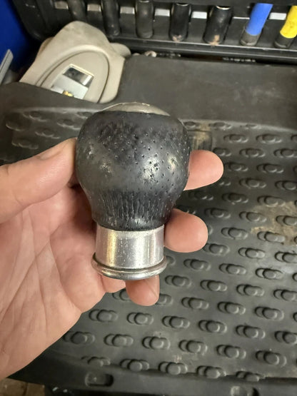 MG ZR/ZS/ZT Manual Push Fit Gear Knob (Part #: UKJ000440) 2002 - 2007